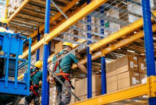 Wynajem podestów nożycowych elektrycznych dla firm