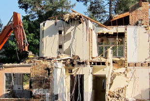 Na co zwrócić uwagę wybierając firmę do rozbiórki budynku?