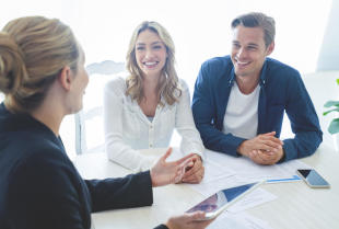 Czym zajmują się agenci ubezpieczeniowi i kiedy warto skorzystać z ich usług?