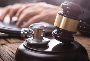 Kiedy błąd medyczny kieruje się na drogę karną?