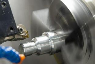 Toczenie CNC i konwencjonalne - kluczowe techniki obróbcze