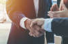 Savoir-vivre w biznesie – kto pierwszy powinien podać dłoń?