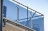 Balustrady szklane do balkonów budynków mieszkalnych w nowoczesnym budownictwie