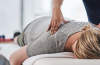 Ból pleców – kiedy udać się do fizjoterapeuty, a kiedy do ortopedy?